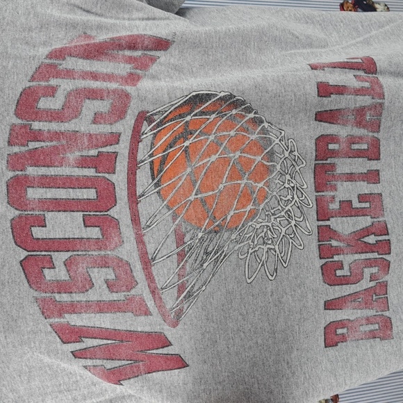 Wisconsin University Basketball back hoops spell out graphic grey red LG t-shirt - Picture 5 of 6